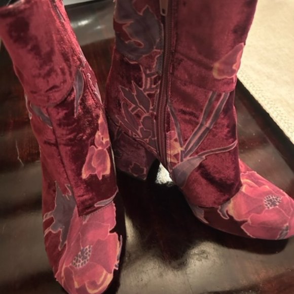 VELVET BOOTIE - Picture 1 of 2